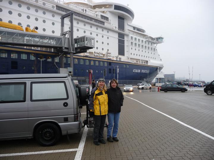 003.jpg - vor der F�hre in Kiel