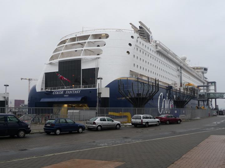 005.jpg - vor der F�hre in Kiel