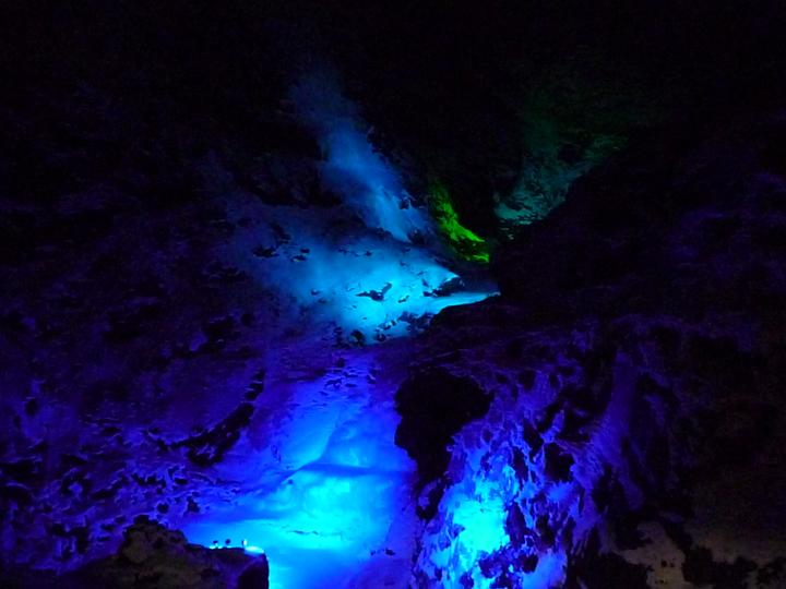 328.jpg - gefrorener Wasserfall im Flutlicht