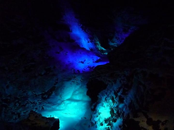 329.jpg - gefrorener Wasserfall im Flutlicht